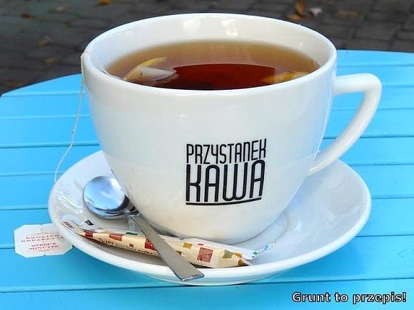 Przystanek kawa lub herbata na plaży podczas festiwalu