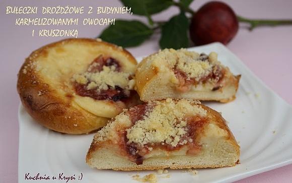 Drożdżowe bułeczki z budyniem, karmelizowanymi owocami i kruszonką