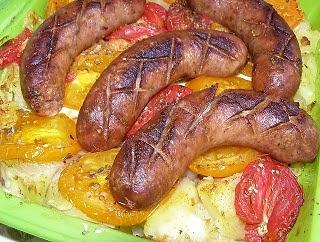 Biała kiełbasa z ziemniakami, pomidorami i oregano