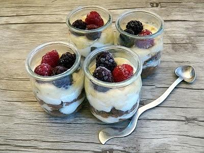 Jogurt z płatkami i owocami