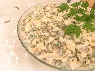 Szybka sałatka pieczarkowa