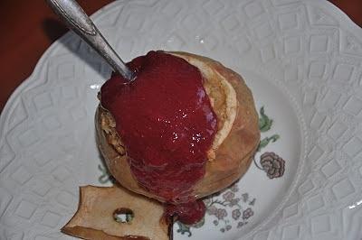 Pieczone jabłka z herbatnikami i miodem