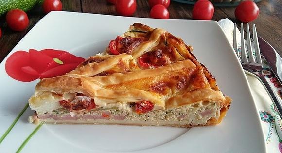 Tarta z ciasta francuskiego z cukinią i pomidorkami