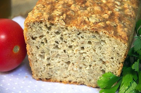 Najprostszy chleb pszenny na drożdżach z płatkami owsianymi