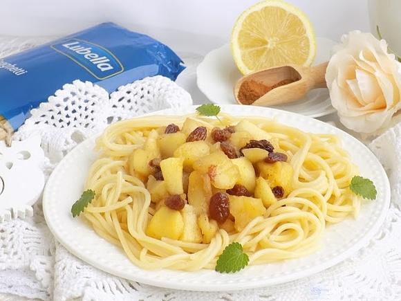 Spaghetti z jabłkami i cynamonem
