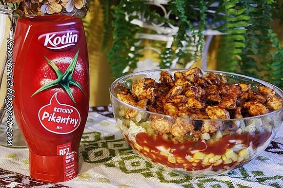 Pikantna sałatka z kurczakiem i ketchupem