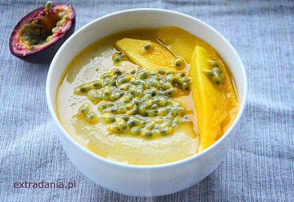 Budyń jaglany z bananem, mango i marakują