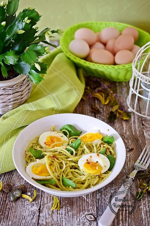 Spaghetti z zielonym pesto i jajkami od szczęśliwych kurek
