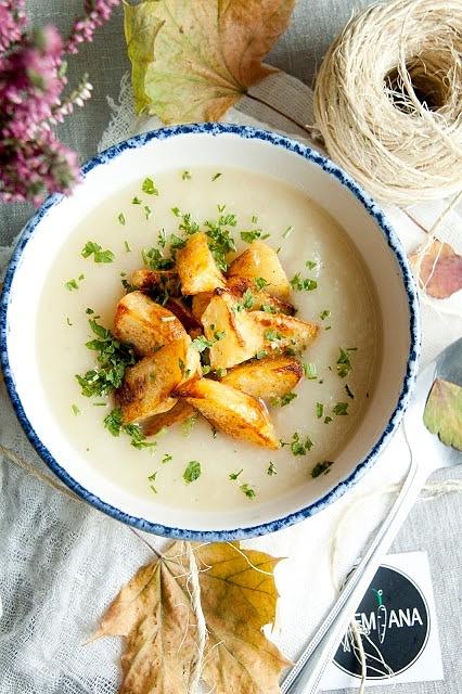 Kremowa zupa z selera z pieczonymi ziemniakami