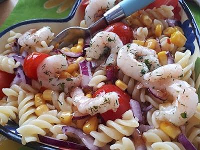 Sałatka makaronowa z krewetkami i kukurydzą