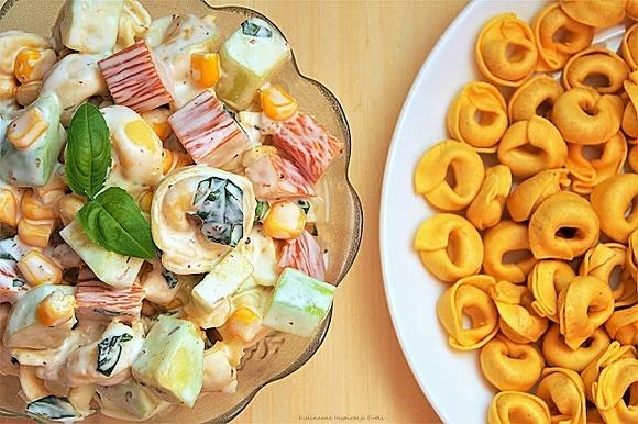 Sałatka z tortellini i wędzonym kurczakiem