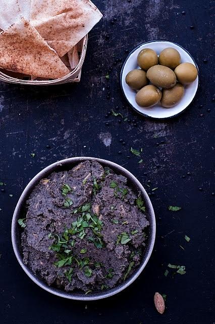 Pasta z czarnej soczewicy i zielonych oliwek