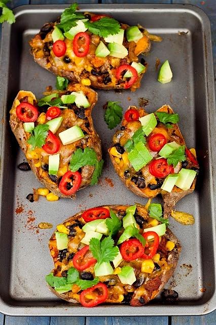 Pieczone bataty faszerowane chorizo