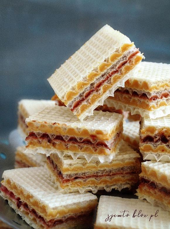 Wafelki z kajmakiem i powidłami śliwkowymi