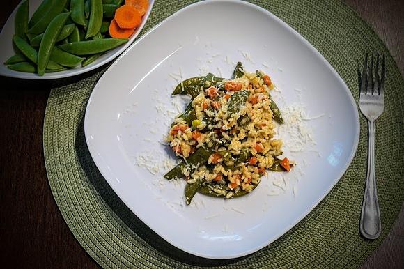 Risotto z groszkiem cukrowym i marchewką