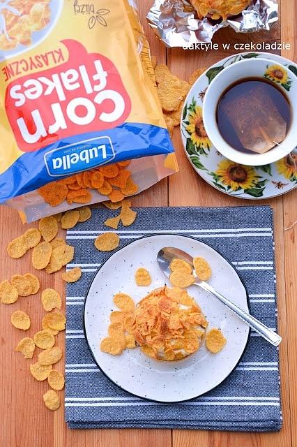 Pieczone jabłka z serowym nadzieniem i kukurydzianą kruszoną