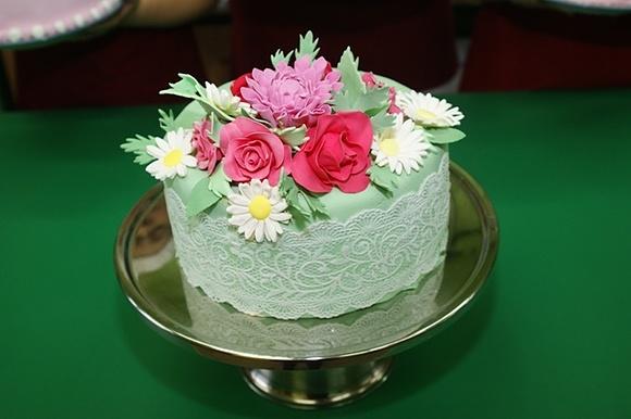 Czekoladowy tort kwiatowy