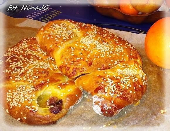 Rogaliki drożdżowe z budyniem dyniowym i żurawiną