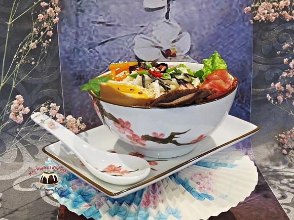 Ramen - tradycyjna zupa z makaronem i mięsem