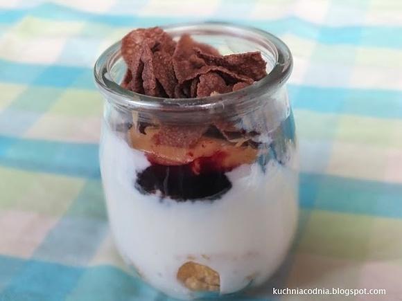 Jogurt z płatkami kukurydzianymi i konfiturą jagodową