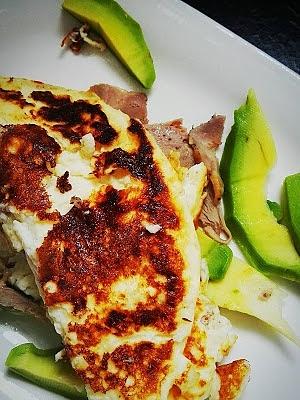 Omlet ze schabem i awokado