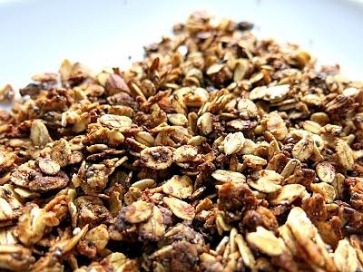 Granola z tahini migdałami i syropem kokosowym