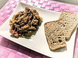 Domowy bigos z kapusty kiszonej, łopatki i grzybów