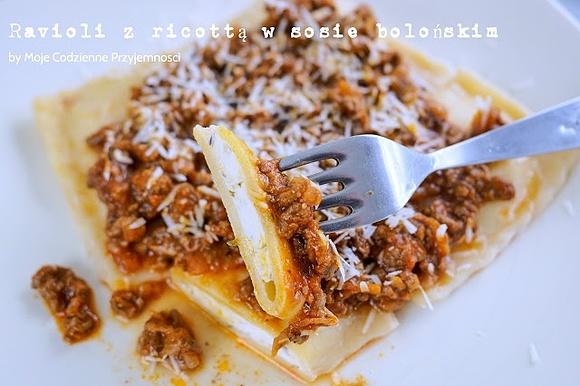 Ravioli z ricottą w sosie bolońskim