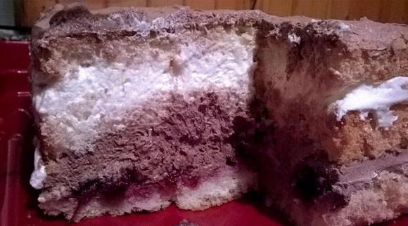 Tort czekoladowo-śmietankowy z wiśniami