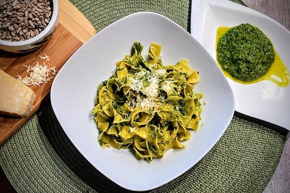 Pesto z natki pietruszki i nasion słonecznika