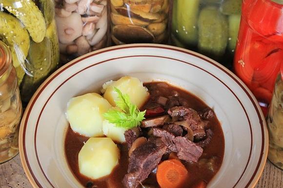 Gulasz wołowy na winie z warzywami i aromatycznymi przyprawami