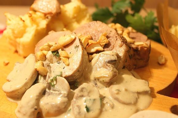 Sztuka wieprza na salonach z polędwiczkami, puree i sosem pieczarkowym