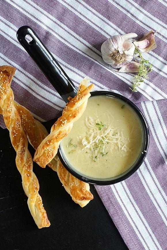Zupa krem z cebuli z paluchami z ciasta francuskiego