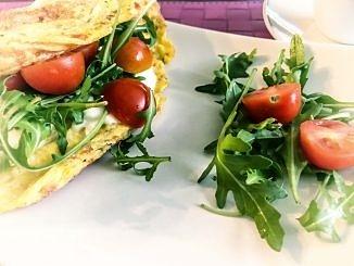 Omlet z rukolą, mozzarellą i pomidorkami koktajlowymi