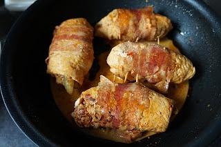 Roladki z kurczaka na ostro z sosem paprykowym i ogórkami chili