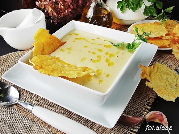Zupa czosnkowa z chipsem serowym