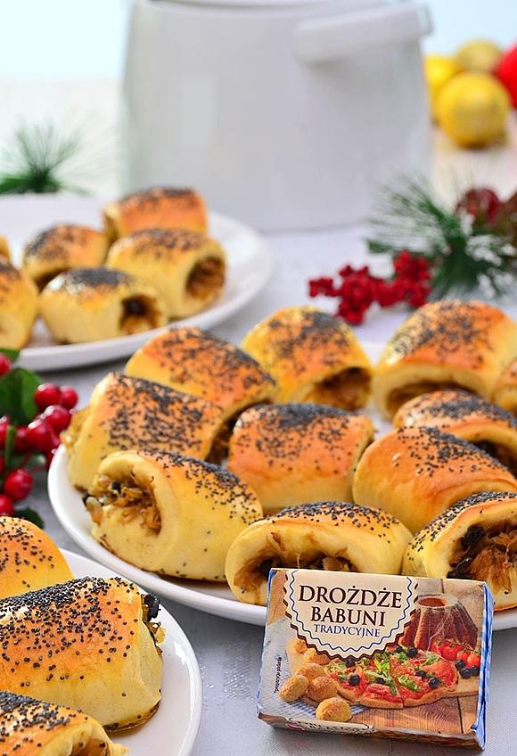 Paszteciki drożdżowe z kapustą i grzybami