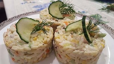 Sałatka z paluszkami krabowymi i awokado