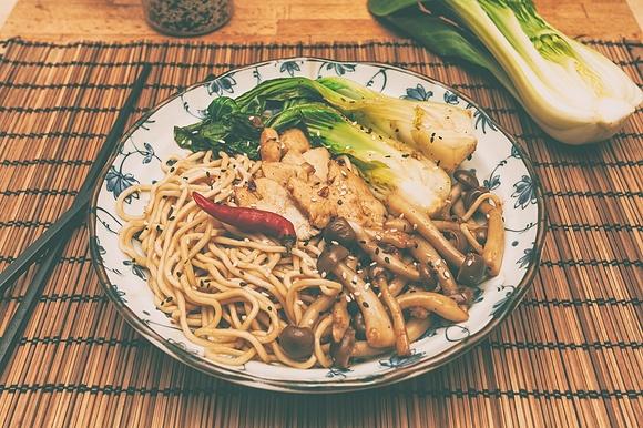 Makaron z kurczakiem, bok choy i grzybami shimeji