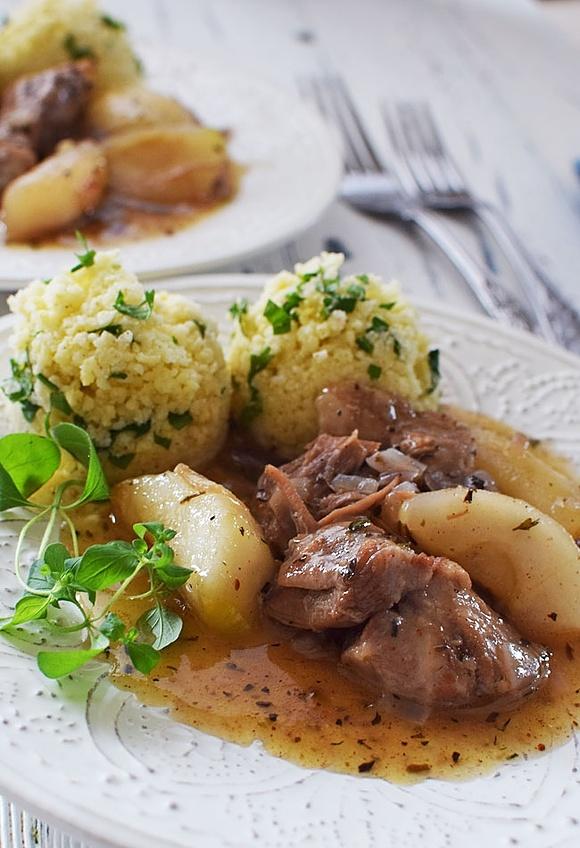 Gulasz z karkówki z karmelizowanymi jabłkami