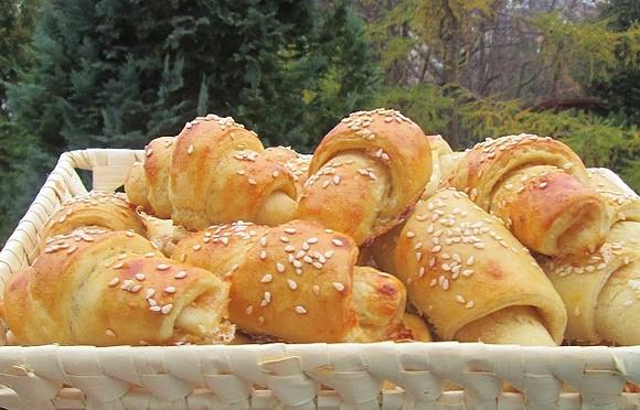 Rogale z dżemem i sezamem - szybkie i pyszne