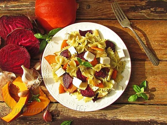 Sałatka makaronowa z bazyliowym pesto, pieczoną dynią, selerem i burakiem