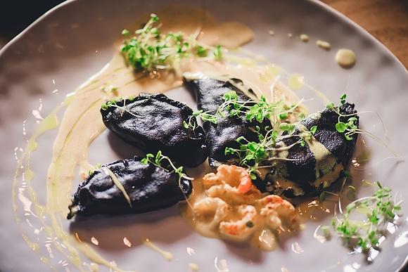Czarne pierogi z karpiem i kimchi na Wigilię