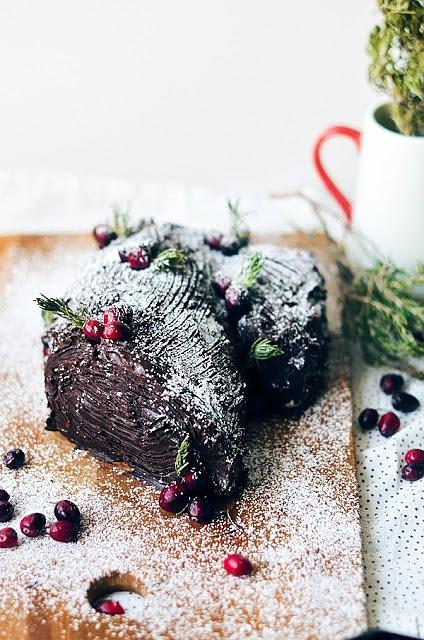 Ciasto Yule Log z dżemem żurawinowym