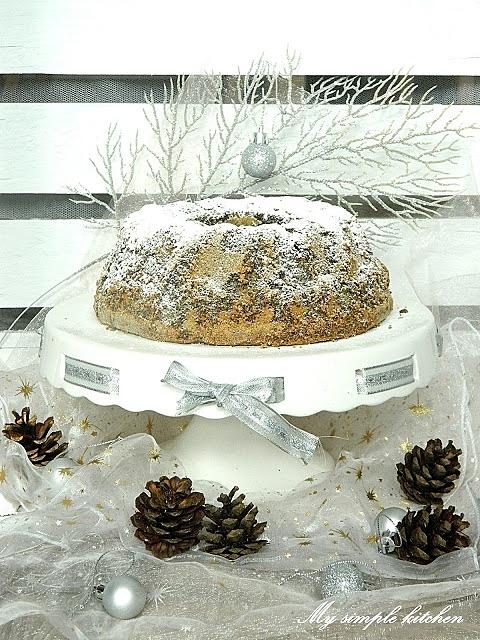 Babka makowa z suszonymi śliwkami na kremówce