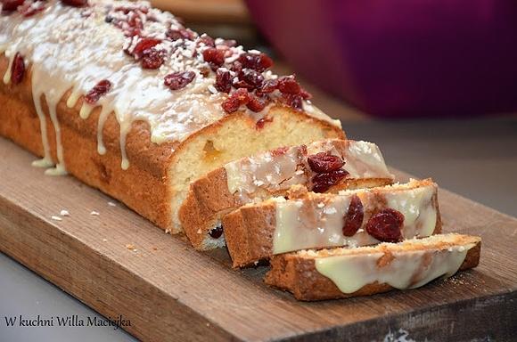 Babka jogurtowa z żurawiną i białą czekoladą