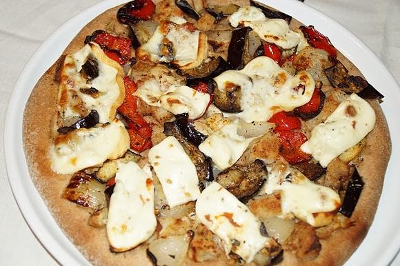 Pełnoziarnista pizza z pieczonymi warzywami, kurczakiem i serem kozim