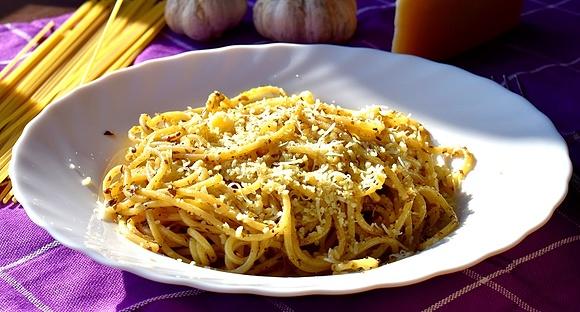 Spaghetti aglio olio z czosnkiem i oliwą - szybki obiad
