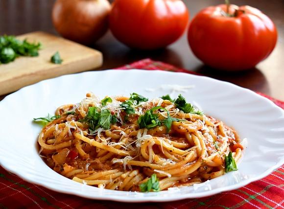 Spaghetti z sosem pomidorowym z chilli