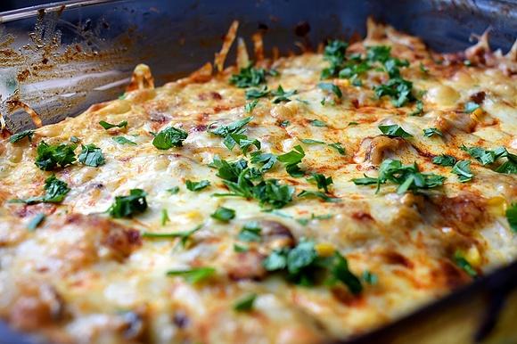 Prosta zapiekanka ryżowa z kiełbasą pieczarkami i kukurydzą
